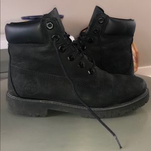 Kids/Women’s Black Timberland Boots.